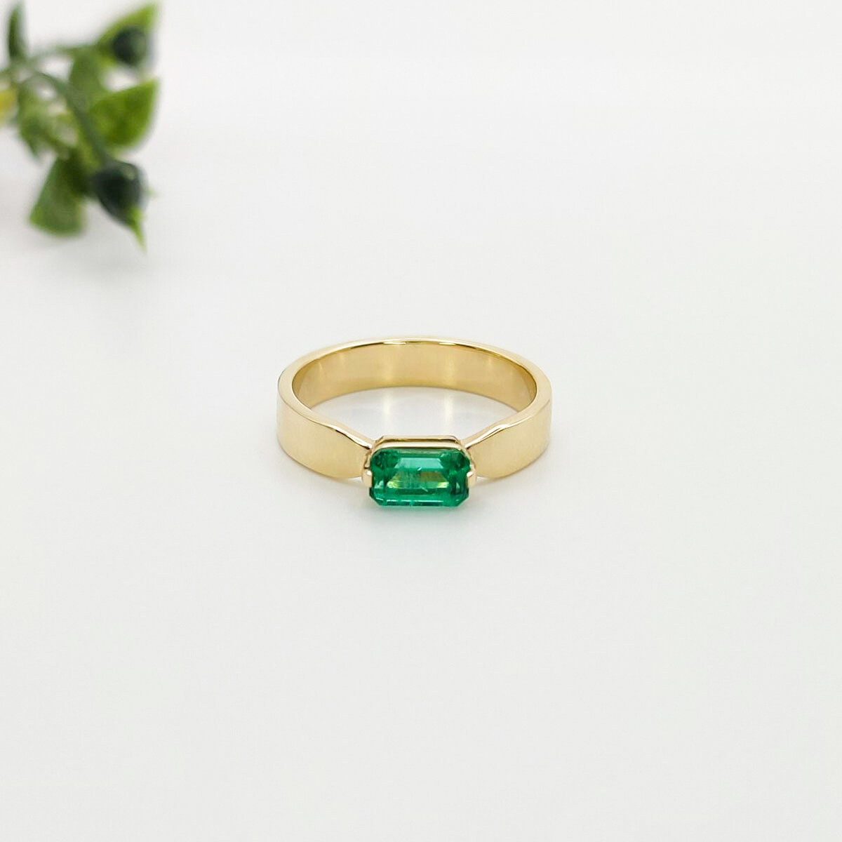 Изумруд в золоте. Огранка багет.