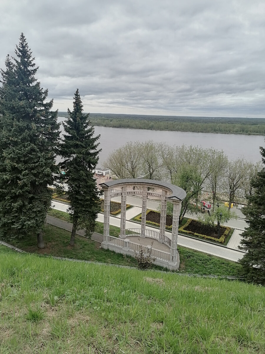 Вид с парка возле верхневолжской набережной. Река Волга. Угадаете город? :)