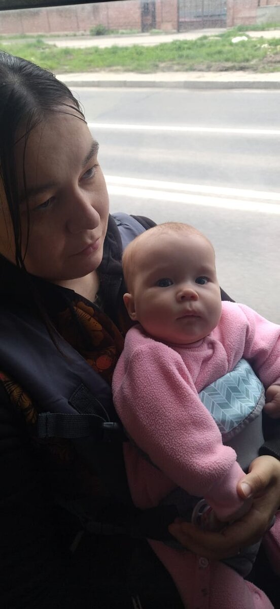 Едем в автобусе у окошка. Вот так дочка смотрела всю дорогу 