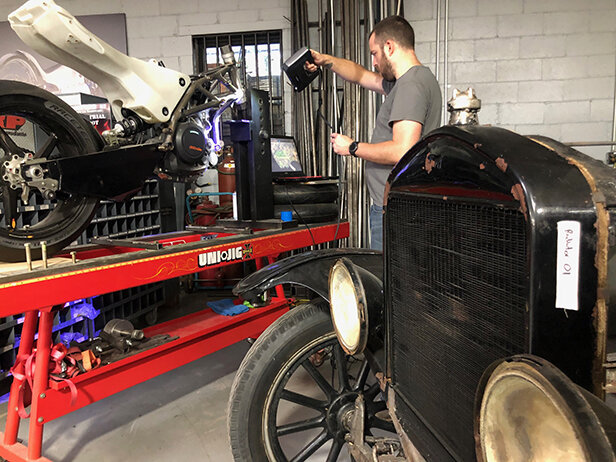 Адам Тулин сканирует мотоцикл «Krämer» с помощью «EinScan Pro HD» и Ford «Model T»