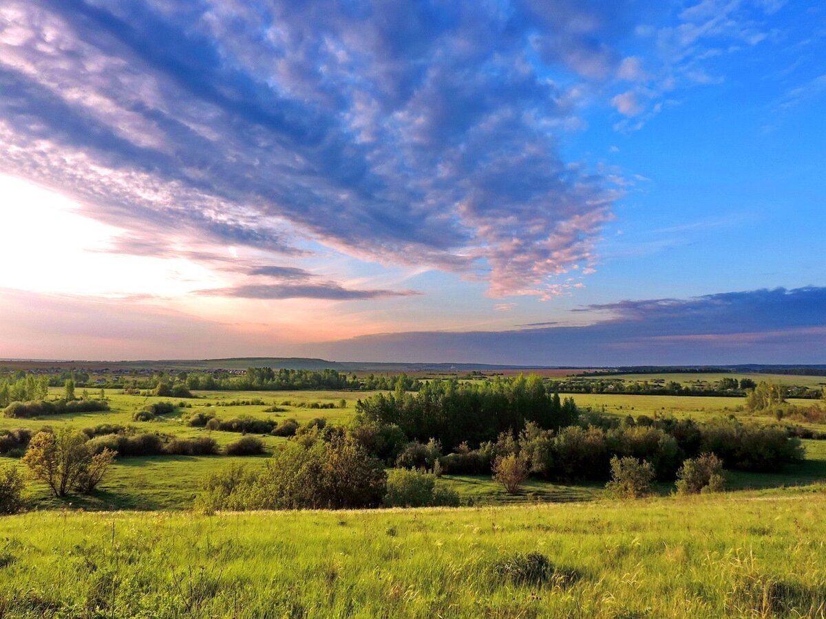 Так выглядит типичный пейзаж европейской равнины. Конкретно это - где-то в центральной России, но похожая местность, жители которой знают о вулканах и горах максимум как туристы, характерна для огромной части Европы