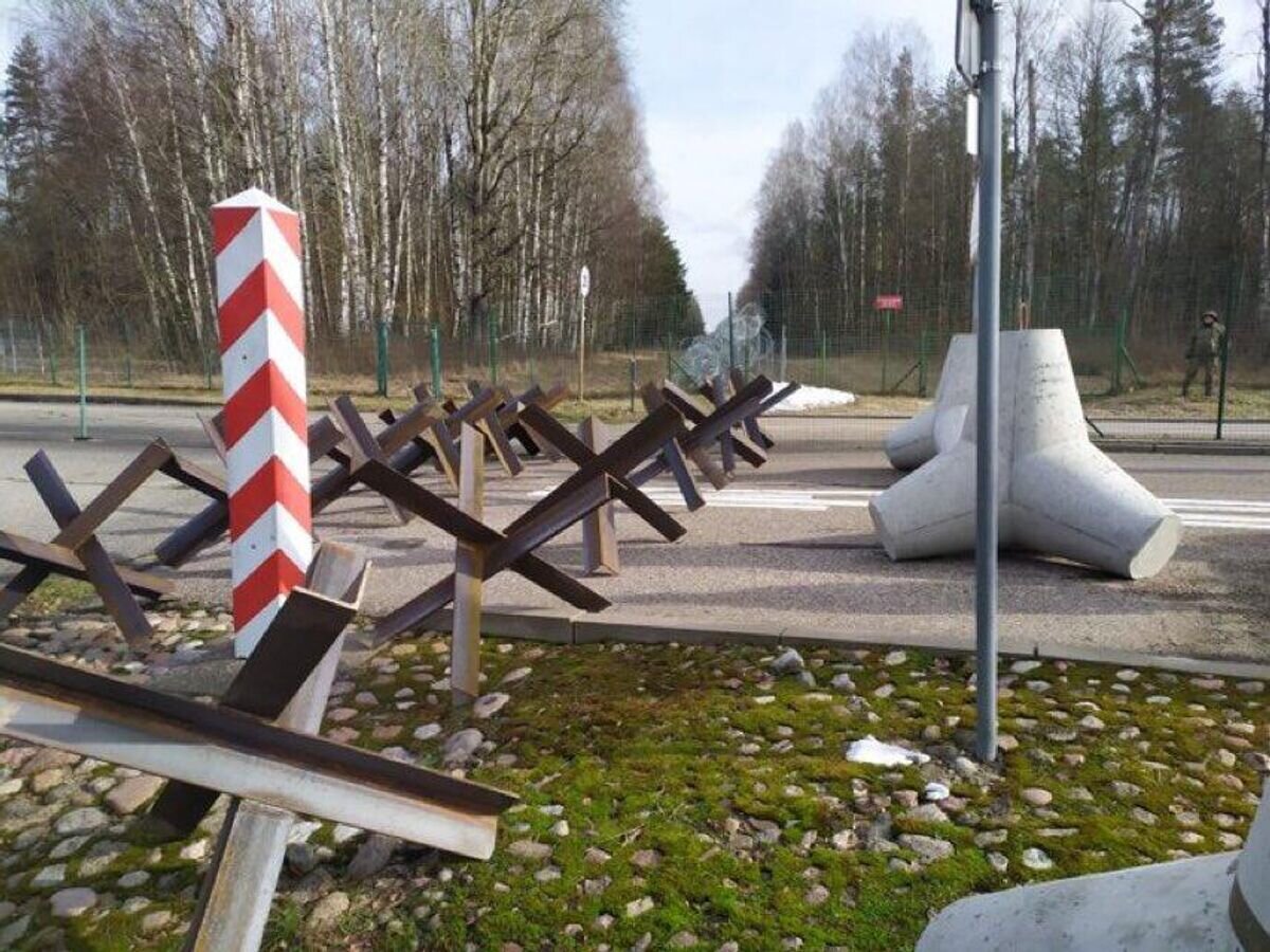    Противотанковые ежи, установленные польскими военными на дорогах, ведущих из Белоруссии и России© Фото : Mariusz Błaszczak/Twitter