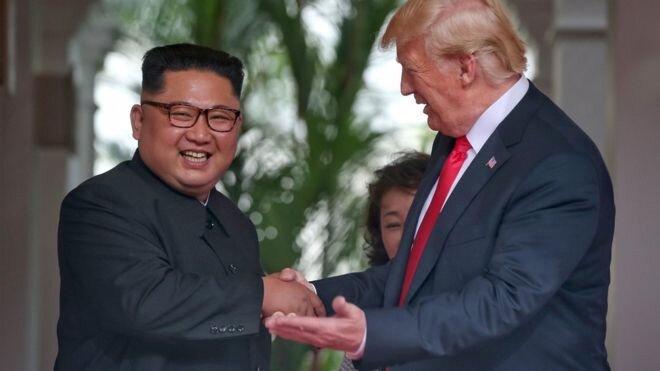 Первая в истории встреча лидеров Северной Кореи и США. Дональд Трамп и Ким Чен Ин пожимают руки. 