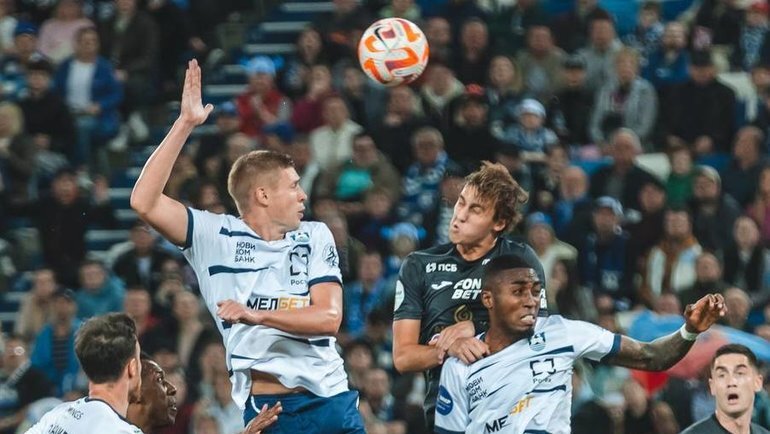    Футболисты «Балтики» и ЦСКА ведут борьбу за мяч после подачи.ФК «Балтика»