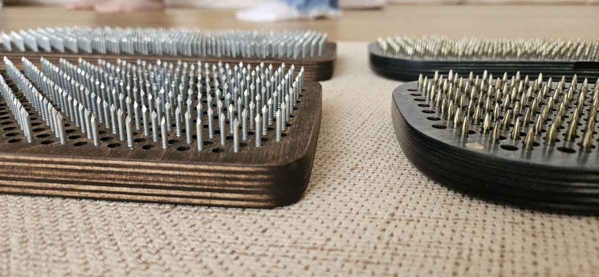 Вот такие дощечки, их было несколько в ряд. Видно, что разные по высоте и толщине гвозди, и ощущения от каждой дощечки свои😄