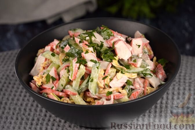 огурцы, крабовые палочки, яйца, лук зелёный, майонез, масло растительное, соль, перец чёрный молотый