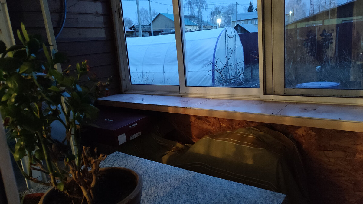 Вынесли рассаду, теперь на лоджии много места, и можно расположить мои ящики с лоскутами. Ребенка увезут, займусь уборкой