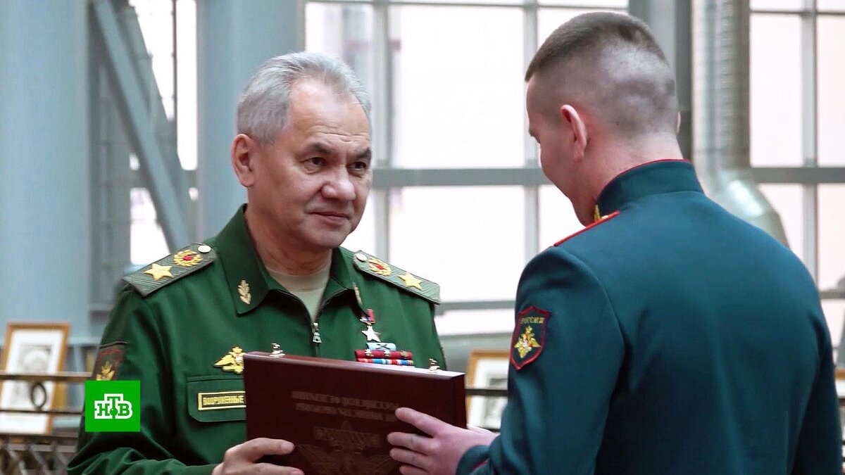    Шойгу вручил двум офицерам звезды Героев России
