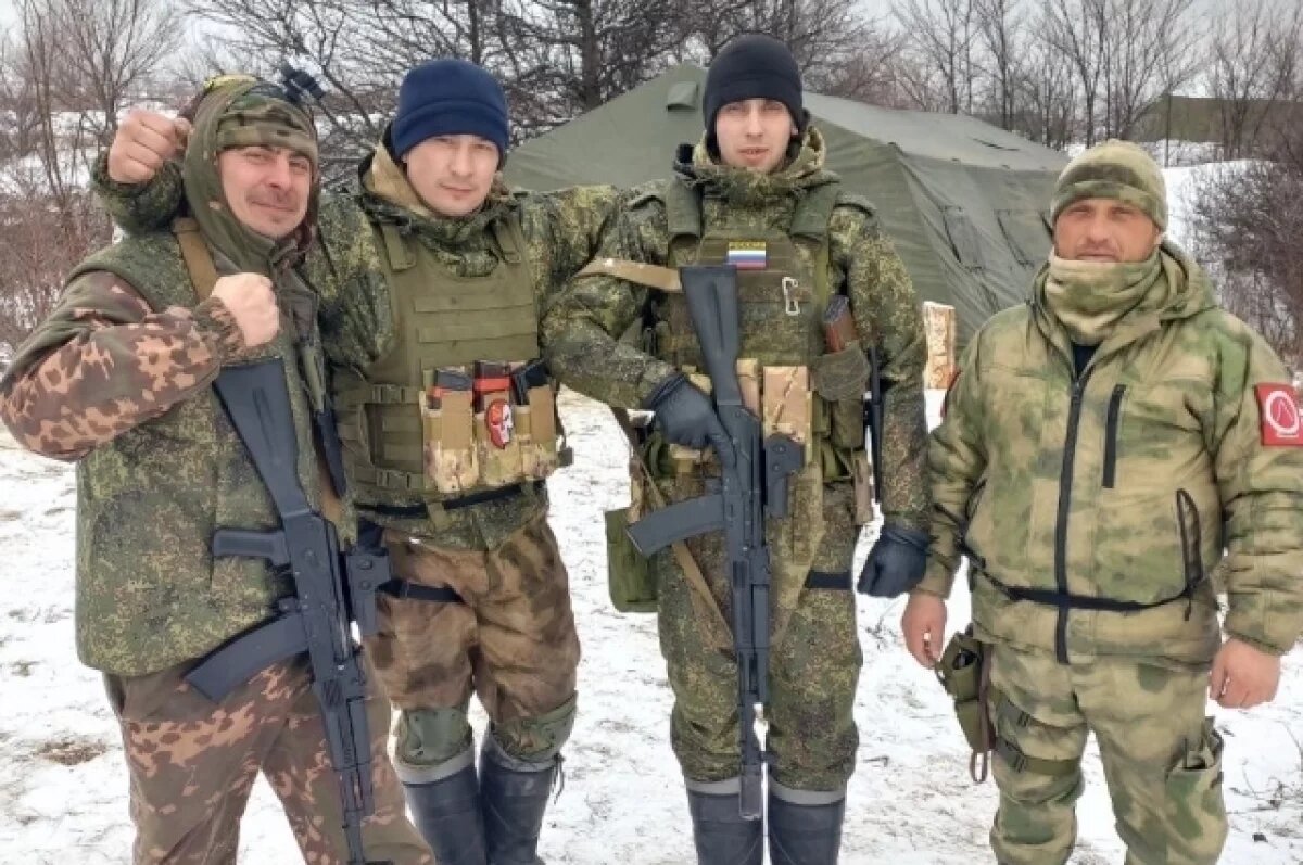    Дмитрий (второй слева): «Когда моего командира ранило, пришлось взять руководство на себя...»
