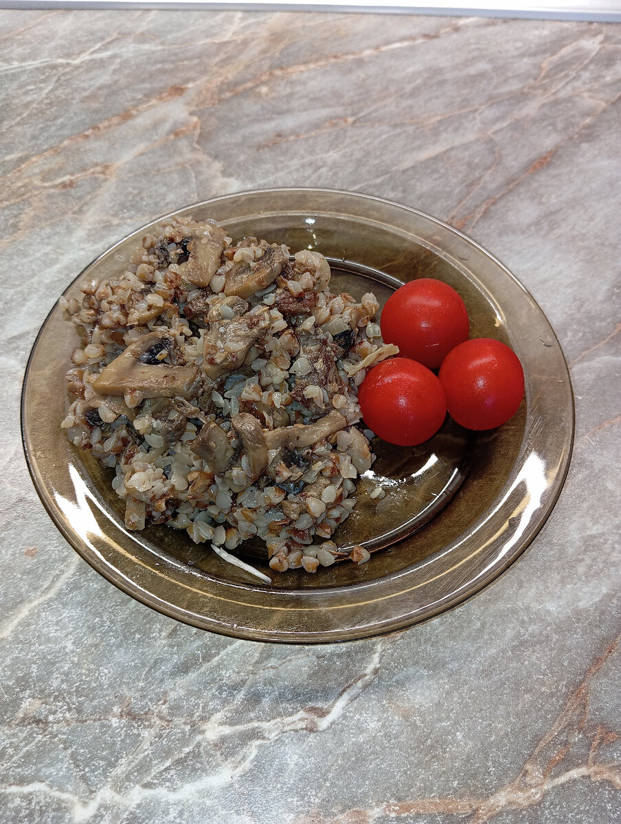 Каша  гречневая по купечески - 250 гр,  черри - 65 гр
