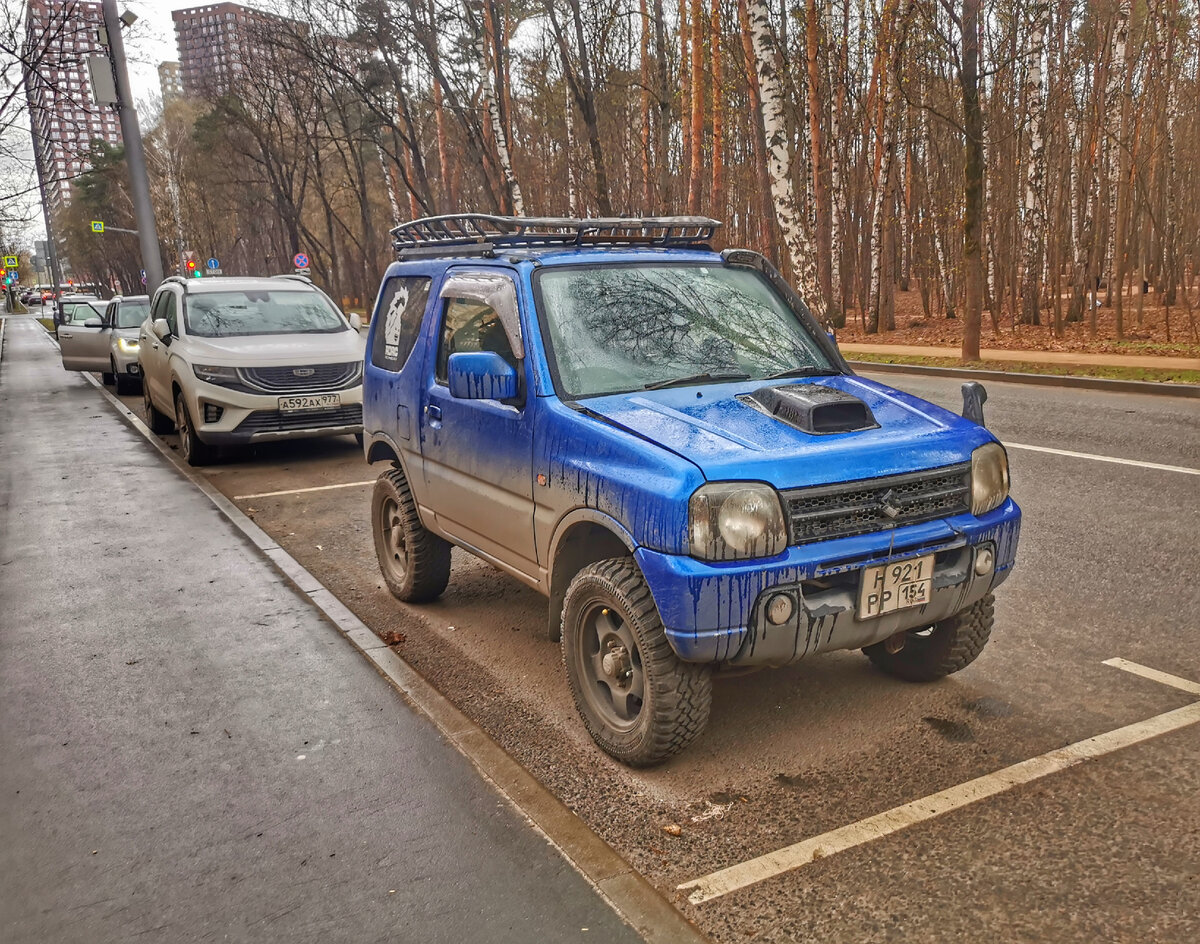 Как всегда, всё начинается с Щукино. Праворульный автомобиль Suzuki Jimny на Пехотной улице.