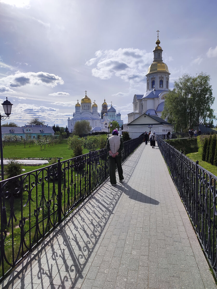 У туроператора просила поездку без религии, но даже с экскурсоводом - архитектором мы гуляем по Храмам, монастырям и прочему. 
