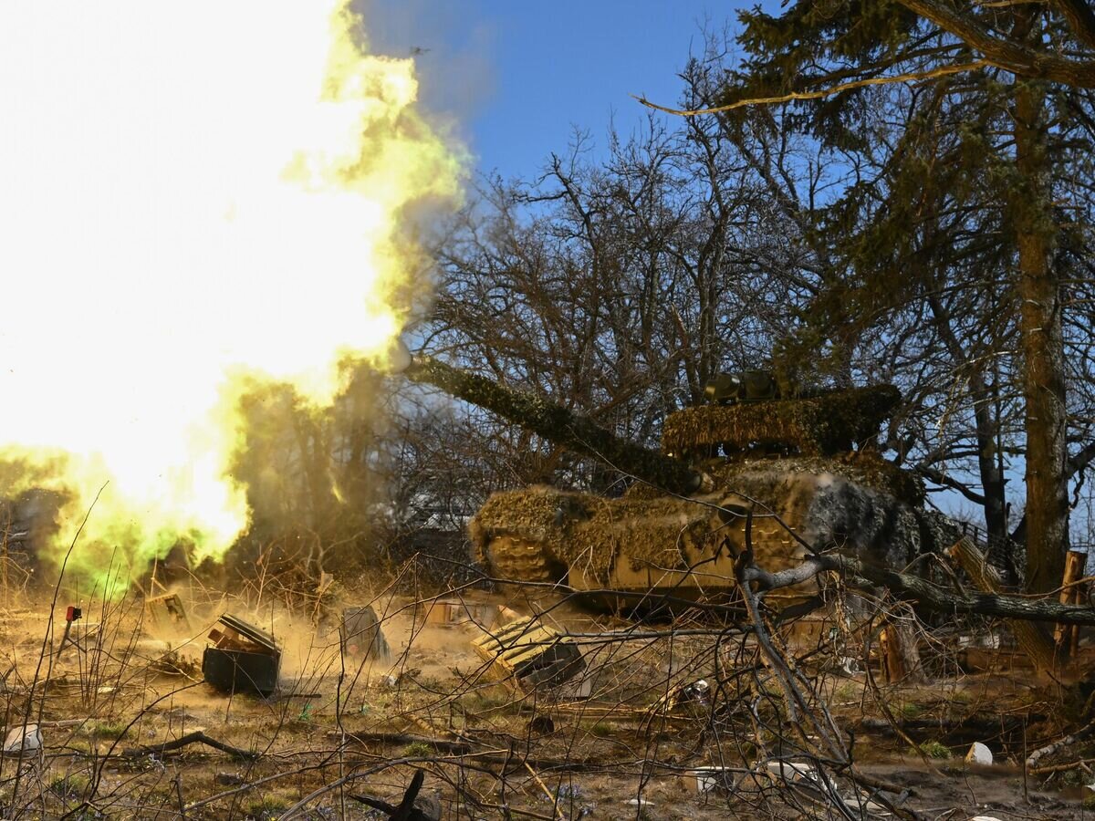    Танк Т-72 группировки войск "Центр" во время выполнения боевых задач в зоне специальной военной операции© РИА Новости / Станислав Красильников