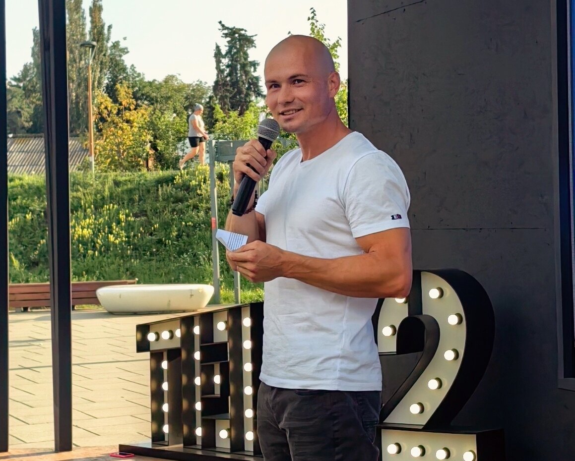 Выступление на конкурсе, там я преодолевал свой первый страх публичных выступлений. 