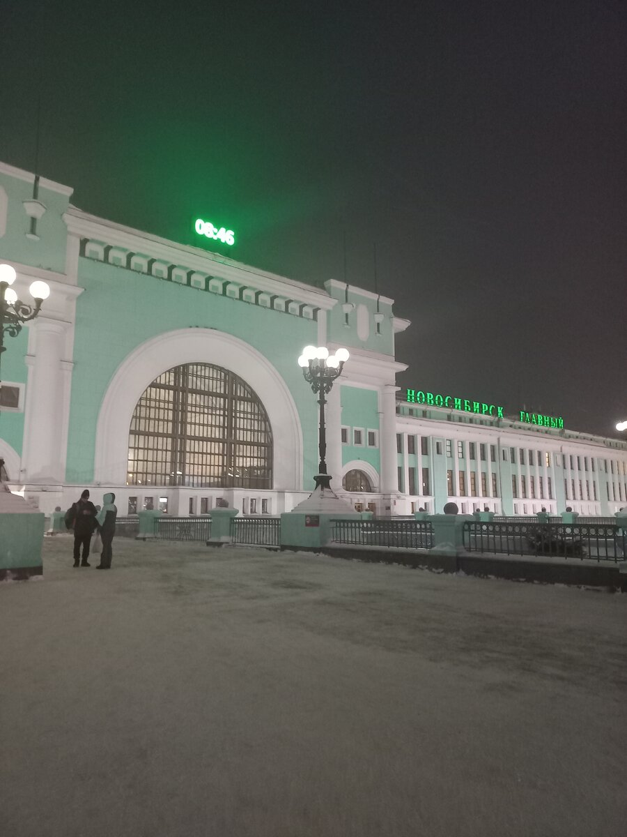 Вид на вокзал ранним утром.