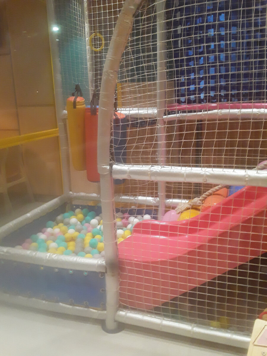 На фото - детский уголок в ресторане Додо Пицца. Додо Пицца - не спонсор публикации, но хорошее место для посещения с детьми, если там есть, чем занять детей. Играть с детьми можно очень по-разному. 