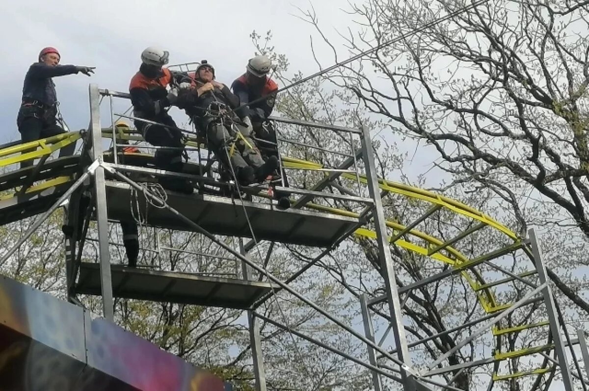    Сотрудники МЧС тренировались эвакуировать людей с карусели.