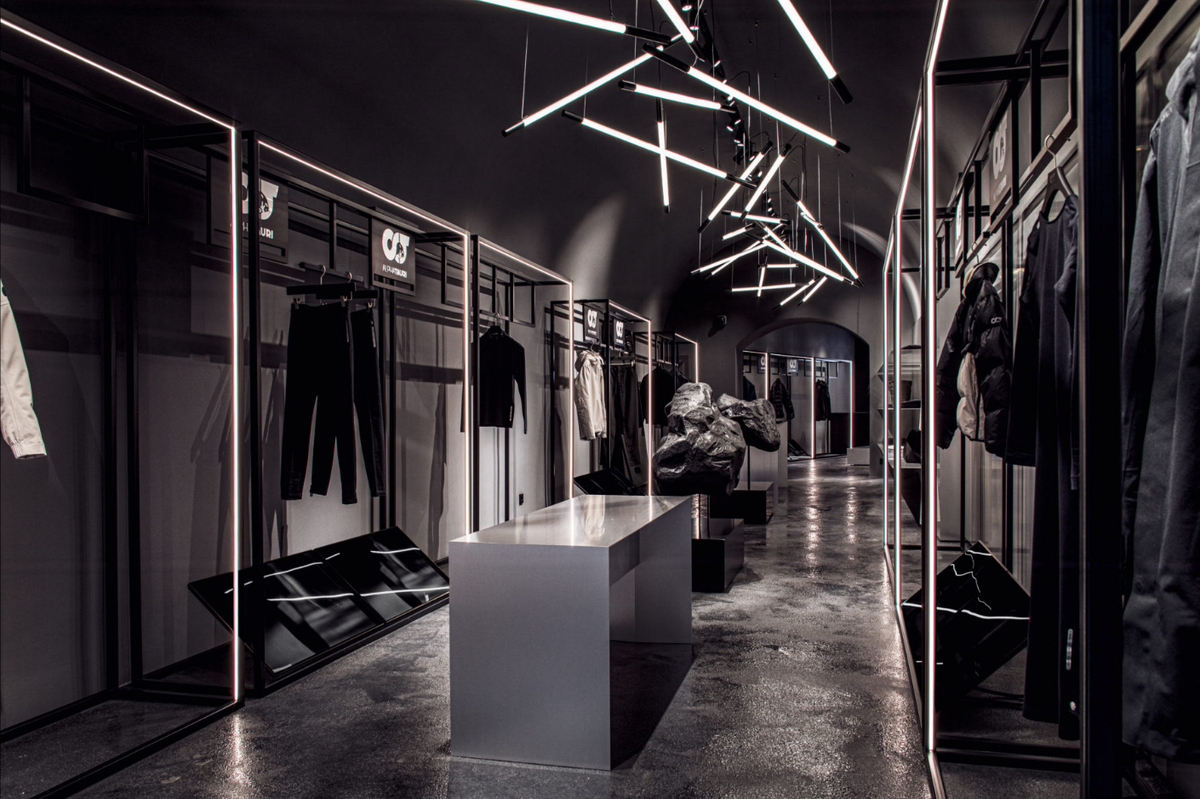 Новый магазин Alpha Tauri в Зальцбурге, сочетая в себе полированный алюминий, бетон и самодельные метеориты, служит галереей инновационной моды.