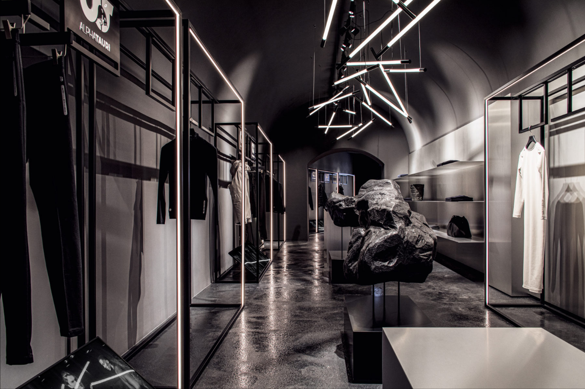 Новый магазин Alpha Tauri в Зальцбурге, сочетая в себе полированный алюминий, бетон и самодельные метеориты, служит галереей инновационной моды.-2