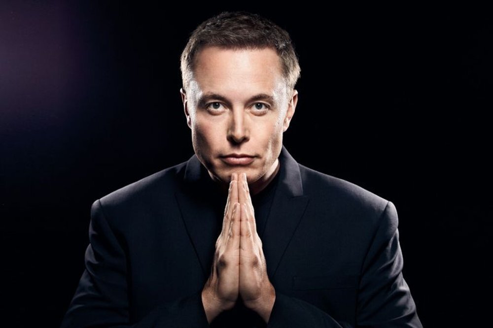 Илон Маск — миллиардер, инвестор, основатель, владелец или руководитель нескольких известных на весь мир компаний — SpaceX, Tesla и Twitter. Самый богатый человек в мире (на начало лета 2023 года). Он сделал состояние на технологиях будущего и заслужил репутацию визионера, то есть человека, который предвидит тенденции.