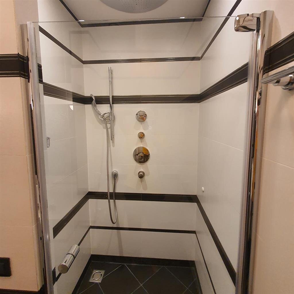 Душевые кабины становятся все более популярными и заменяют ванные