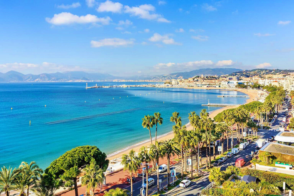 Это та самая набережная в Каннах. Фото Яндекс.Картинки. 