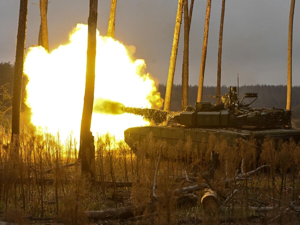    Танк Т-80 ВС РФ на огневой позиции на Краснолиманском направлении спецоперации© РИА Новости / Станислав Красильников