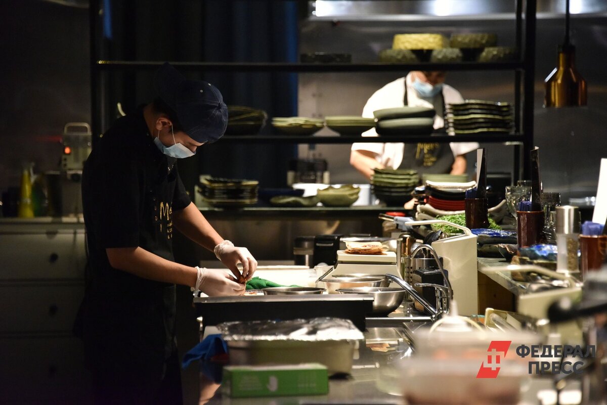 Шеф-повар может потратить на создание блюда несколько часов.  Фото: Фото: ФедералПресс / Полина Зиновьева