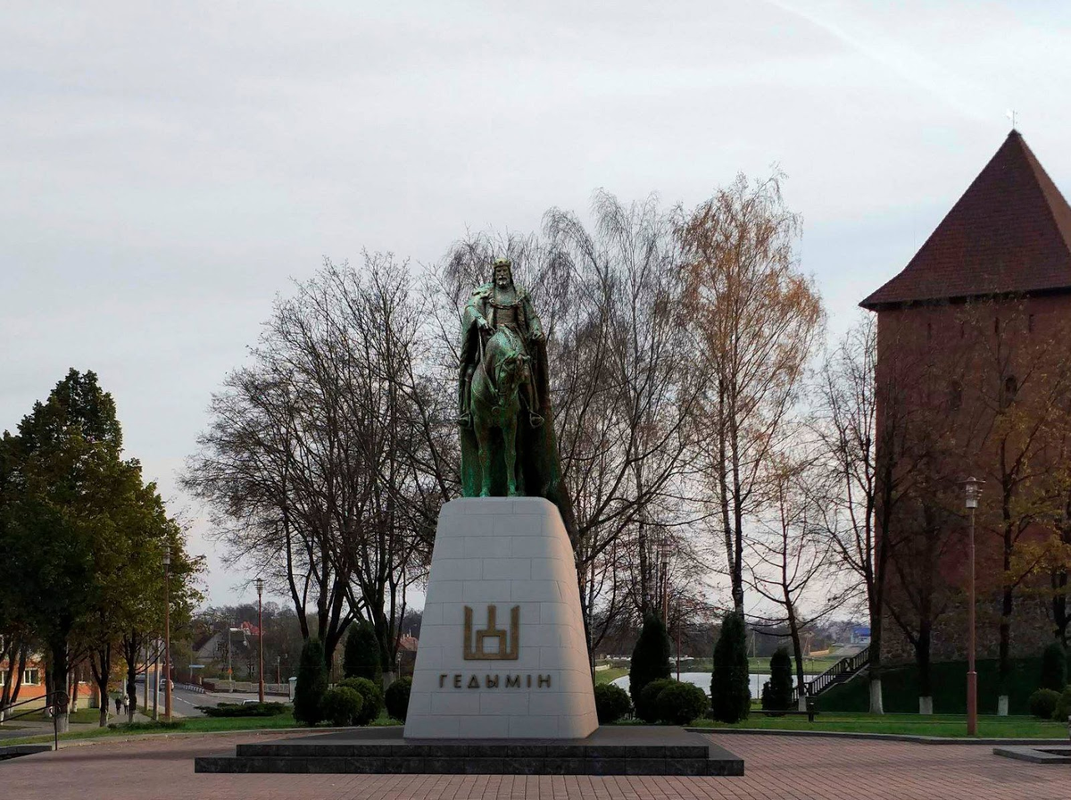 Бульвар гедимина лида. Бульвар гедимина лида. Князь гедемин в лиде. Лида. Памятник гедимину вильнюс.