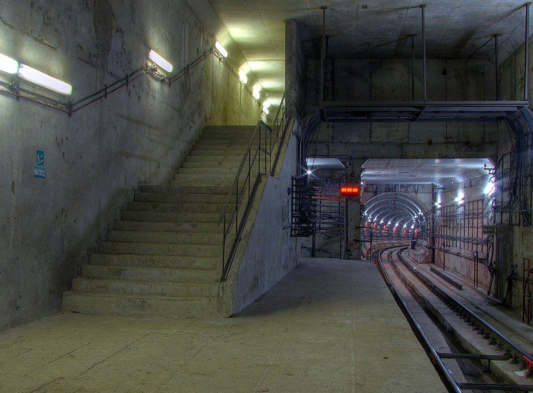 Дорога-узкоколейка. Метро. Москва. Фото: https://upload.wikimedia.org/wikipedia/commons/thumb/b/b3/Troitse-Lykovo_station_2.jpg/1600px-Troitse-Lykovo_station_2.jpg