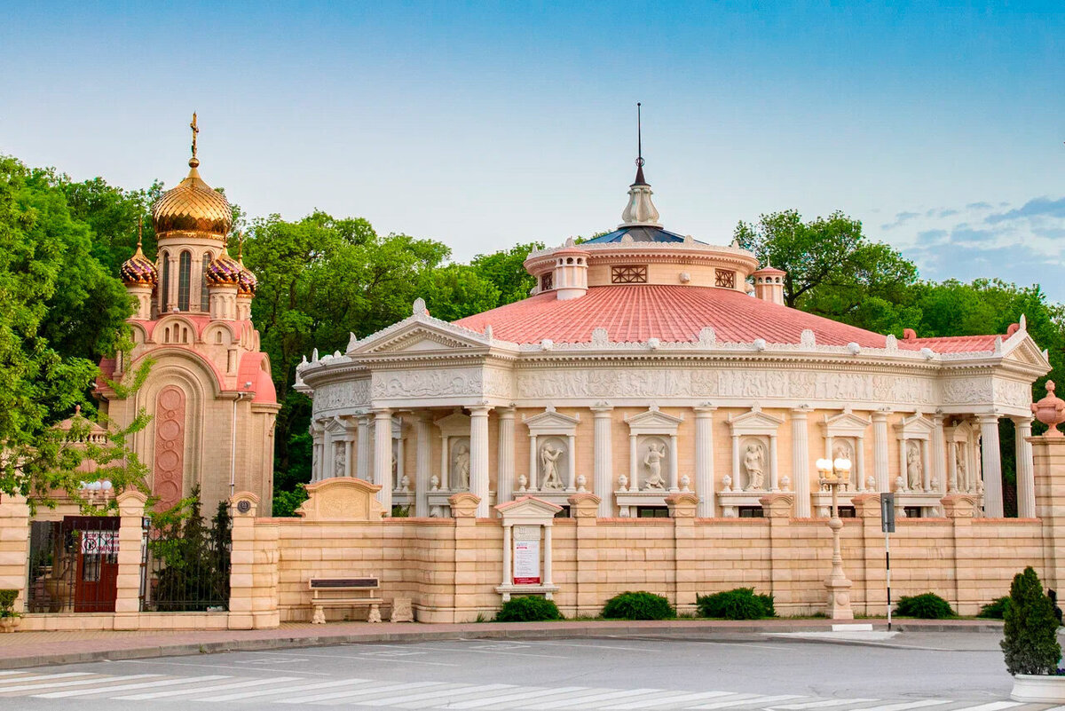 Здание театра находится у входа в Старый парк. Фото: Александр А / Яндекс Карты