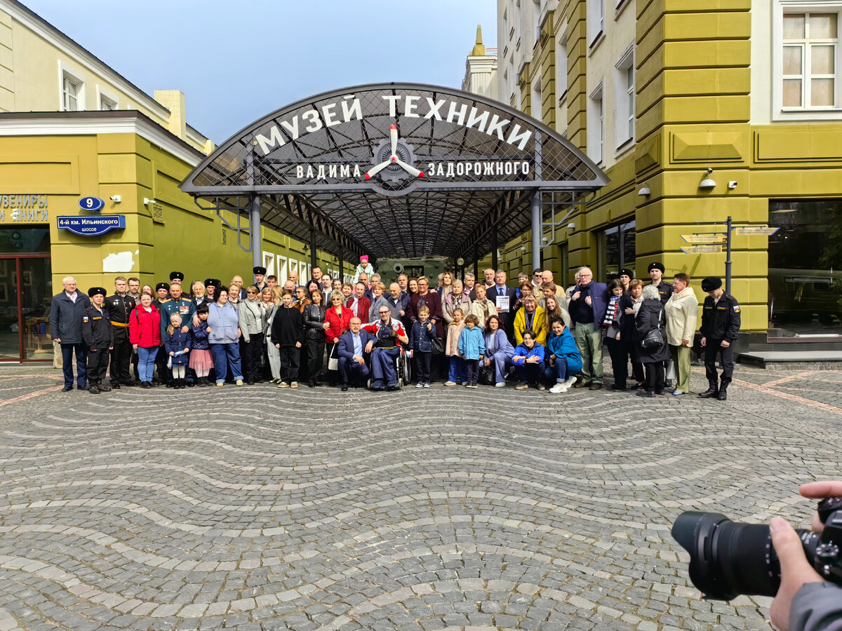 Гости на торжественном открытии выставки.