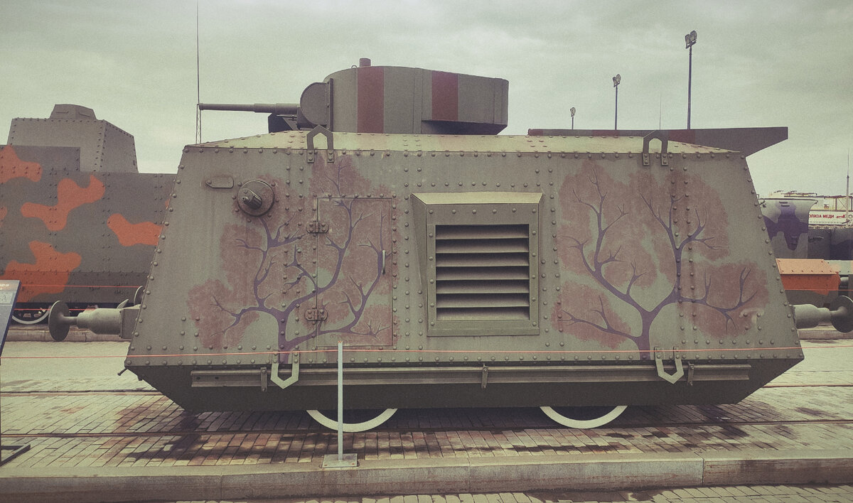 Колеса бронедрезины так же защищены по максимуму. Броня расположена под большим наклоном, чтобы вызвать рикошет снаряда 