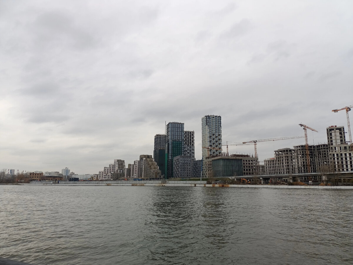 В Москве много строек. 