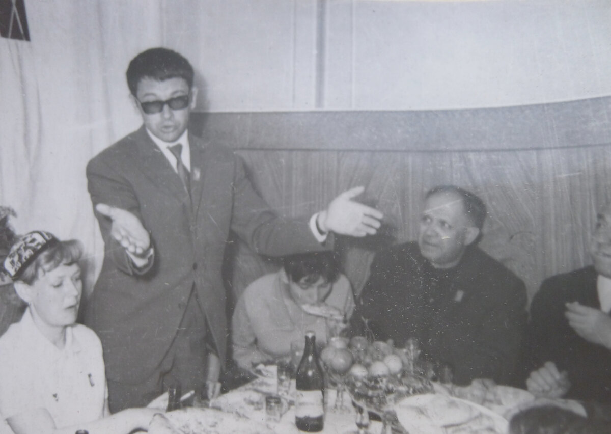 Душанбе, кинотеатр им. Джами, 4 апреля 1967. Ужин после встречи со зрителями и показа фильма «Кавказская пленница». Тост произносит актер Александр Демьяненко, слева от него актриса Нина Гребешкова, справа киноактер Александр Хвыля. Фото: Фото Бабаханова.
