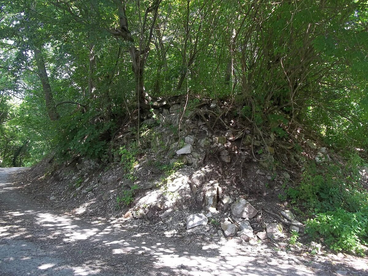 Остатки крепостного вала крепости Дузу-Кале. Источник фото: commons.wikimedia.org. Автор: Вильма