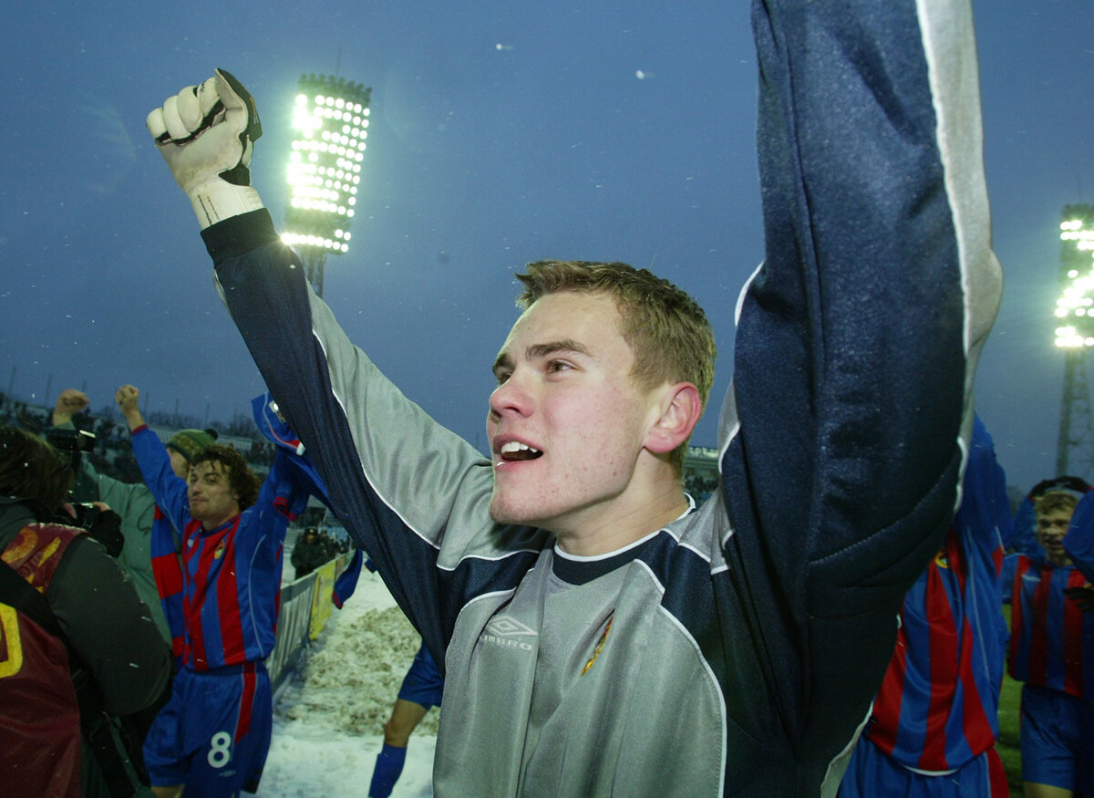 Игорь Акинфеев празднует один из первых титулов в составе ЦСКА