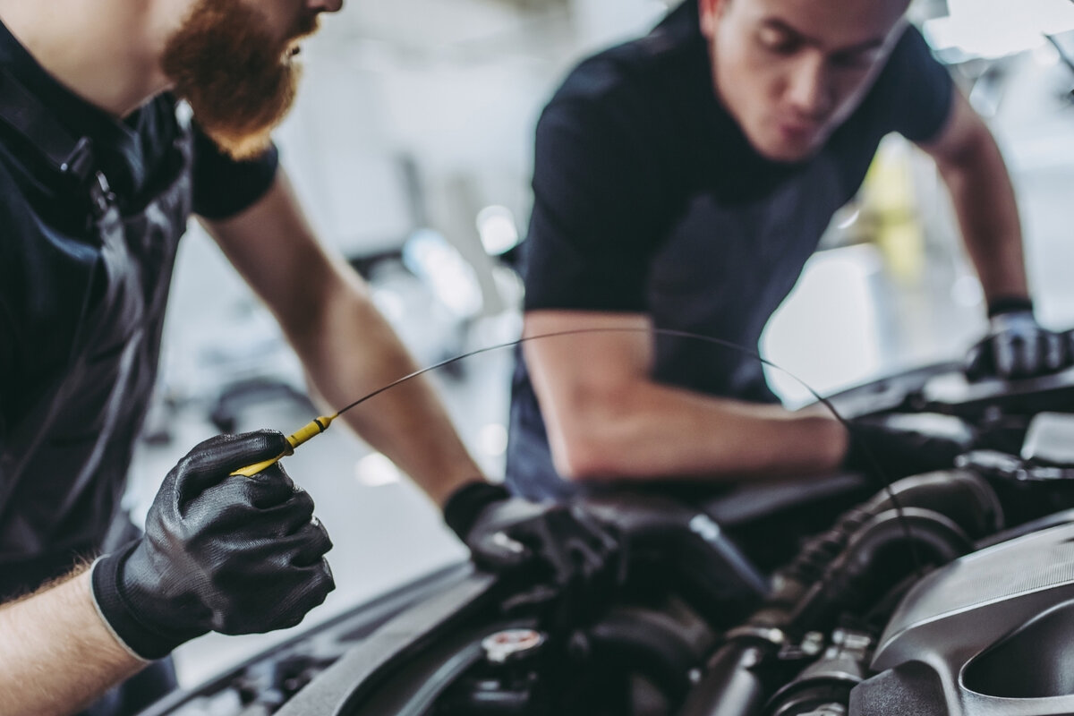 Узнайте, почему важно вовремя менять масло в автомобиле, как определить интервал замены и рассчитать стоимость процедуры. Выбор качественного масла: синтетика или минералка? Подробная пошаговая инструкция по самостоятельной замене масла с фото и видео. Когда лучше обратиться в автосервис?