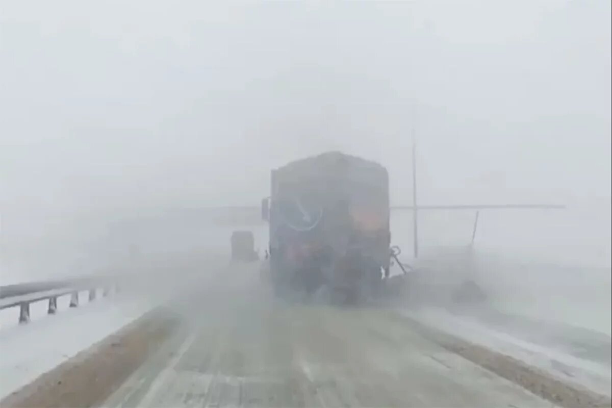    Из-за сильного ветра в Тазовском районе временно закрыли дорогу