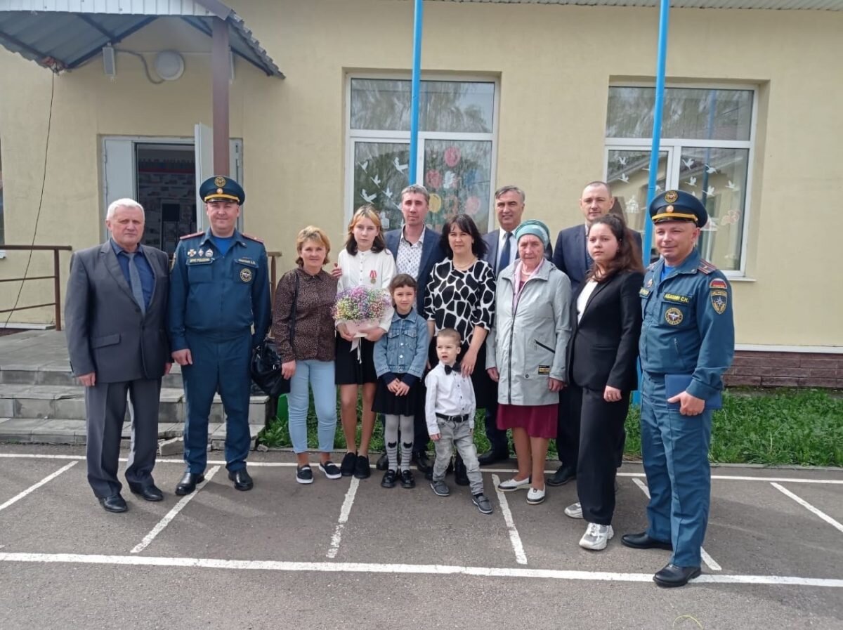    Гузель Абубякирова получила на общешкольной линейке медаль МЧС России \