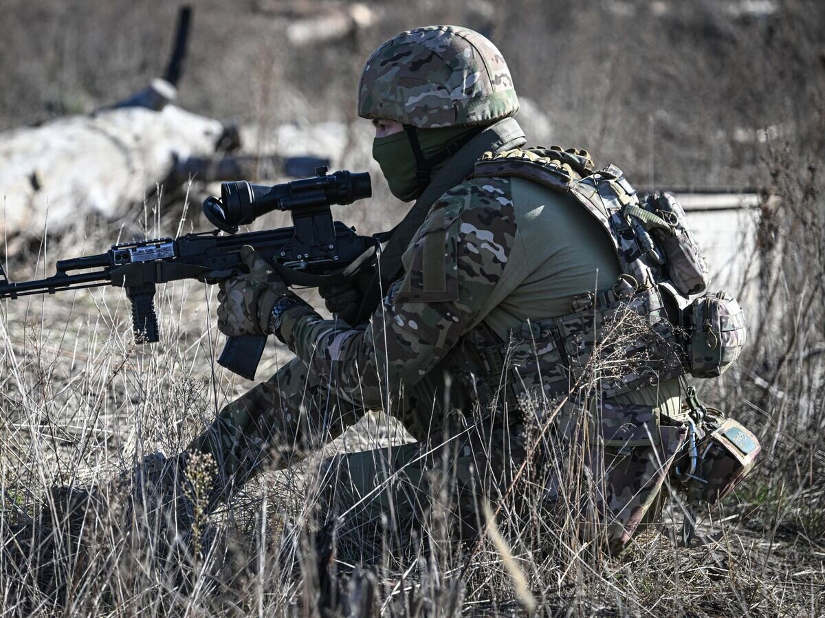    Экс-боец ЧВК "Вагнер", перешедший в артиллерийскую группу спецназа "Ахмат", на полигоне в зоне проведения спецоперации© РИА Новости / Станислав Красильников