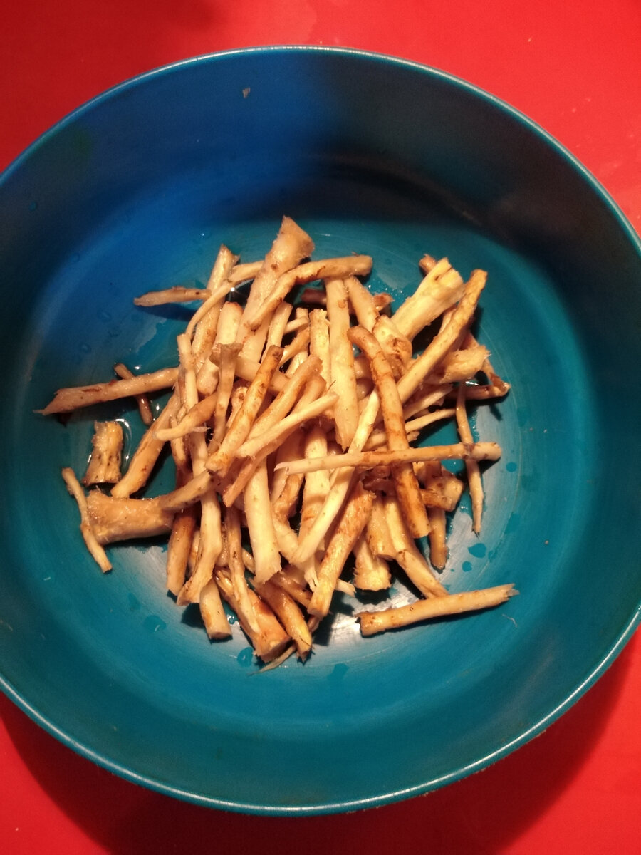 Корни одуванчика вымыты и почищены. Фото автора Гармоника