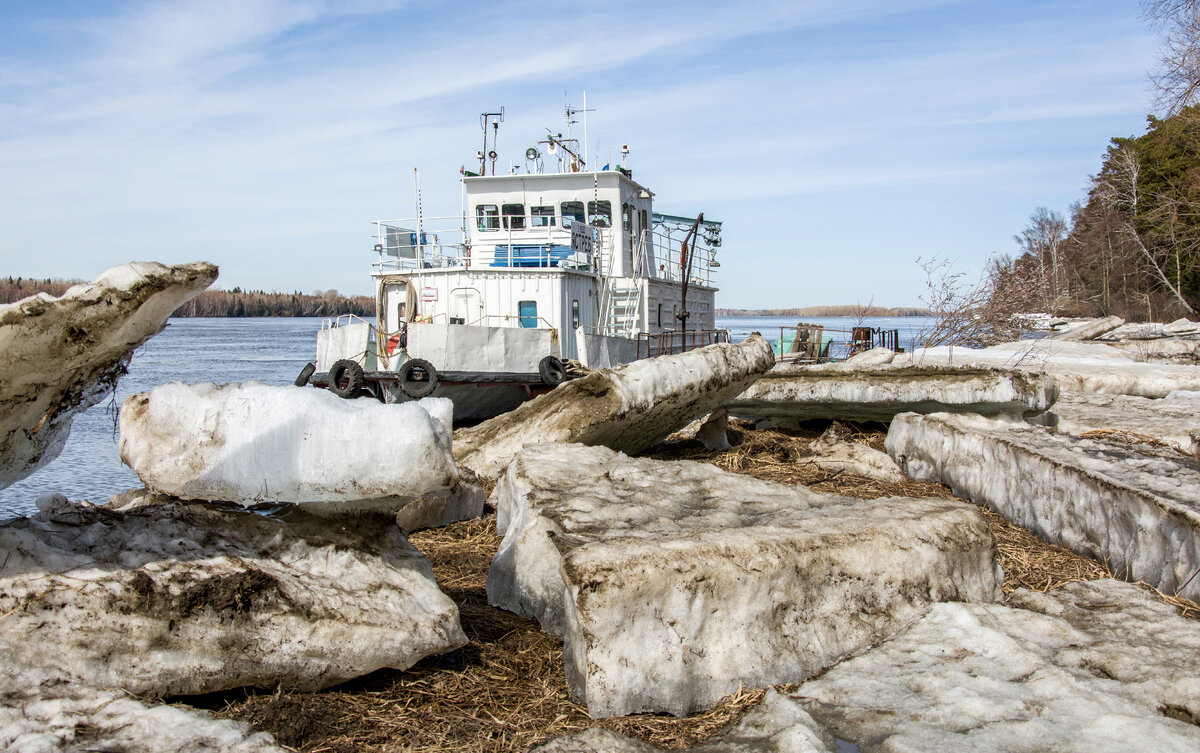 Вышли на реку ставить обстановку.