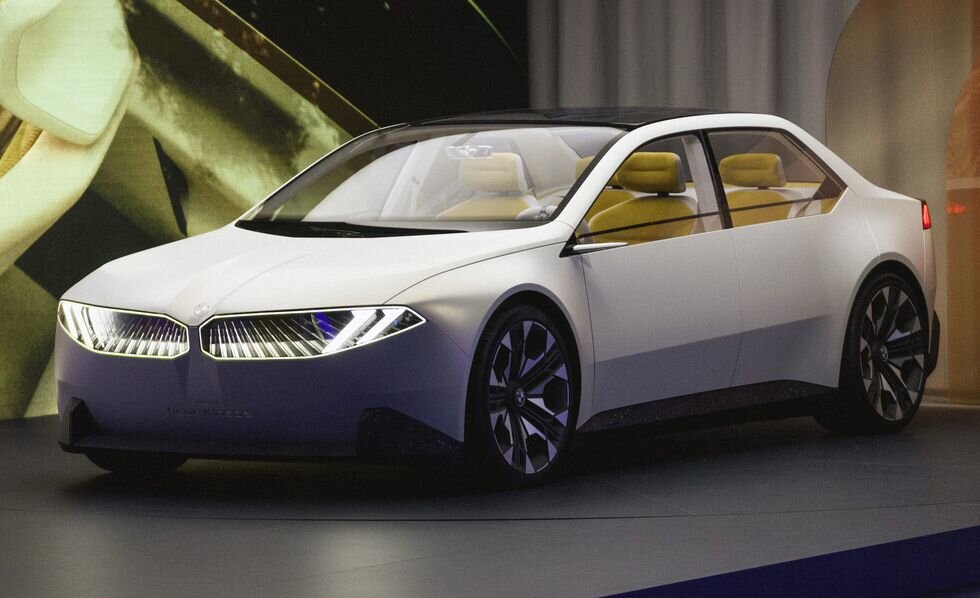 BMWДаже в эпоху доставки на следующий день, самостоятельного оформления заказа и гигабитного Интернета с некоторыми вещами нельзя торопиться. Представленные здесь легковые автомобили, грузовики и внедорожники не поступят на склады дилеров в течение от нескольких месяцев до нескольких лет. Некоторые из них вот-вот сойдут с конвейера. Другие еще не вышли из дизайнерской студии. Однако мы рассказываем вам о них сейчас, потому что это те автомобили, которые будут иметь значение, независимо от того, сколько скучных кроссоверов выпустят автопроизводители. Они стоят того, чтобы подождать.ПОДРОБНЕЕ ОБ АВТОМОБИЛЯХ БУДУЩЕГО

2025 BMW M5
ИЛЛЮСТРАЦИЯ КРИСТИАНА ШУЛЬТЕ|АВТОМОБИЛЬ И ВОДИТЕЛЬСедан BMW M5 следующего поколения выйдет на сцену в 2025 модельном году с модернизированным силовым агрегатом, который обещает гораздо большую мощность, чем раньше. Впервые M5 будет предлагаться в виде подключаемого гибрида мощностью около 738 лошадиных сил и стандартным полным приводом. Ходят даже слухи, что в Северной Америке он будет предлагаться в виде универсала. К сожалению, мы все еще слишком далеки от ожидаемой даты запуска в июле 2024 года для составления списка полных спецификаций, но мы взволнованы перспективой появления универсальной версии (Touring в BMW-говорят) M5 у наших берегов.ПОДРОБНАЯ ИНФОРМАЦИЯ
2026 BMW 3-й серии
BMWКак видно из представленного здесь концепт-кара Vision Neue Klasse, следующая версия почтенного спортивного седана BMW 3-й серии будет иметь классические пропорции для своего последнего поколения. В нем будет использоваться совершенно новая платформа EV с 800-вольтовой архитектурой, но еще неизвестно, продолжит ли BMW выпускать гибридные силовые агрегаты и ICE или переведет свою обычную модель на полностью электрическую линейку. Мы ожидаем, что они поступят в продажу в 2026 модельном году.ПОДРОБНАЯ ИНФОРМАЦИЯ