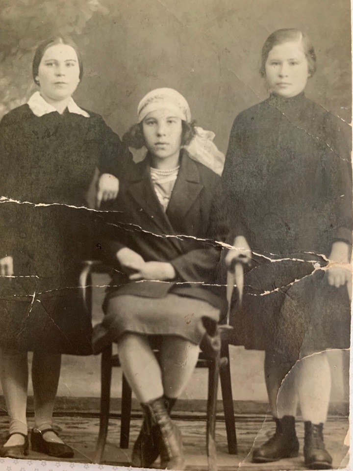 Справа уже взрослая дочь Жинан. Фото конца 1930х годов.
