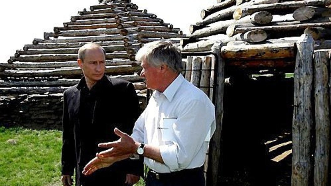 Зданович и Путин на экскурсии по Аркаиму.