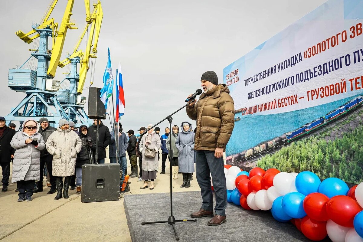 © Мария Васильева / ЯСИА / с сайта sakha.gov.ru / CC BY 4.0 («Сегодня в Нижнем Бестяхе произошла историческая стыковка БАМа с крупнейшей речной артерией страны, а по сути — с Северным морским путем», — заявил премьер Якутии Кирилл Бычков)