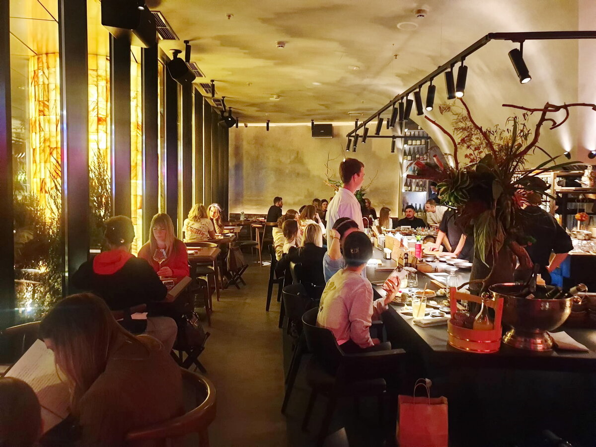 Общий вид зала ресторана Amber. Ракурс от входа