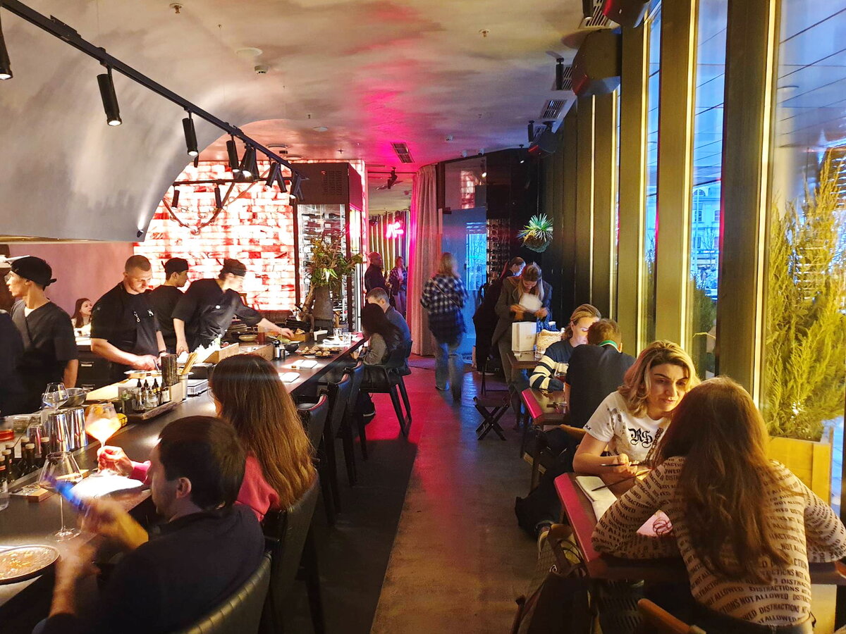 Общий вид зала ресторана Amber. Ракурс от нашего столика