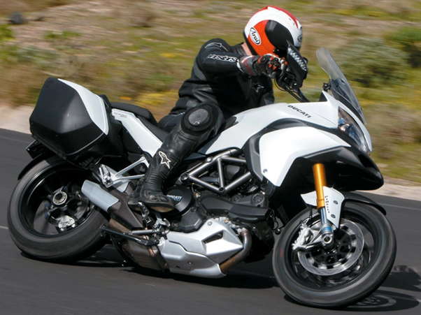 Гонщик на Мультистрада 1200S